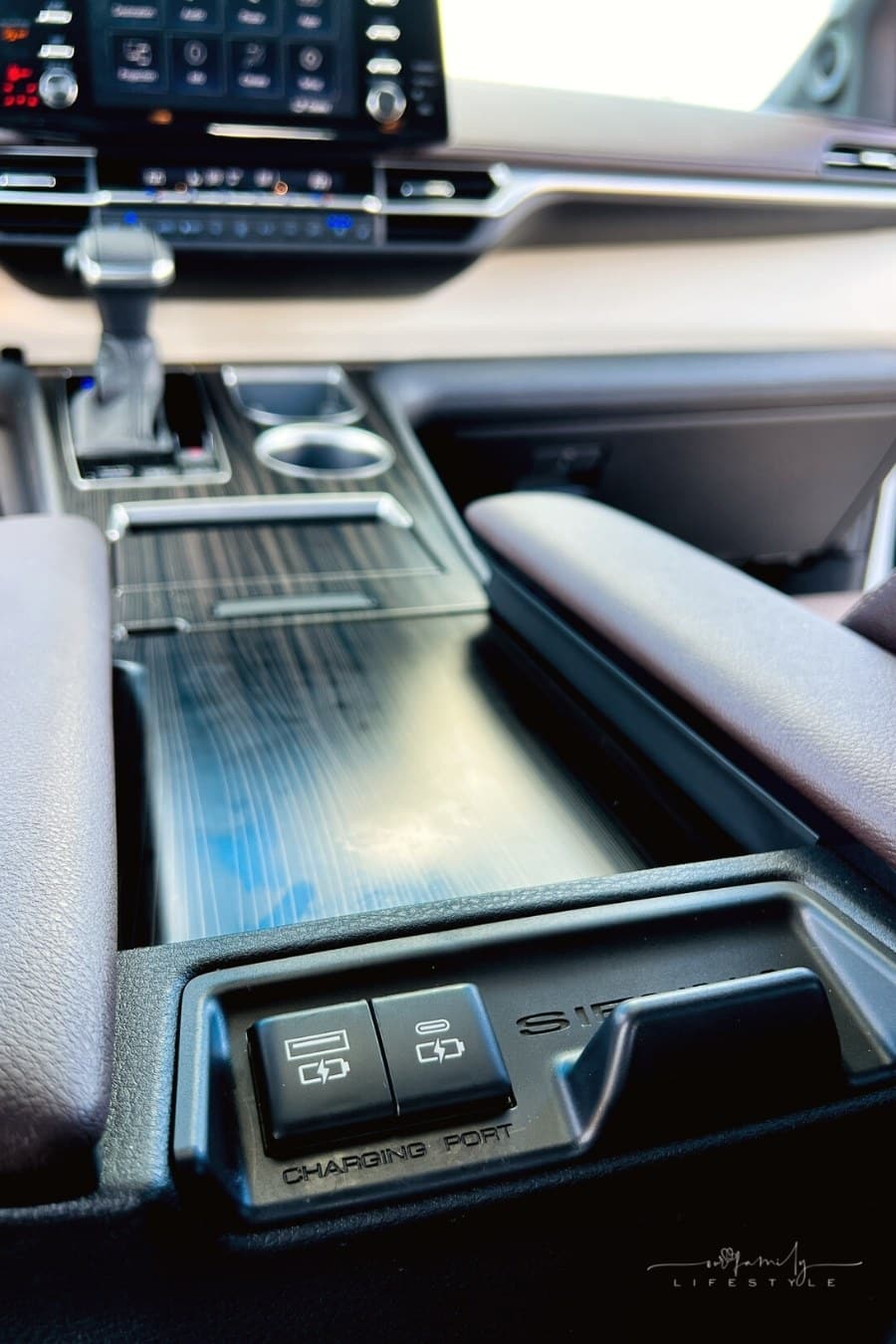2022 Toyota Sienna Platinum bridge console