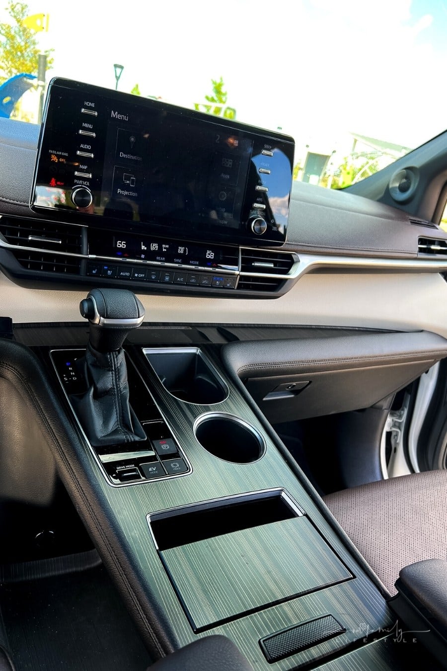 2022 Toyota Sienna Platinum tech console