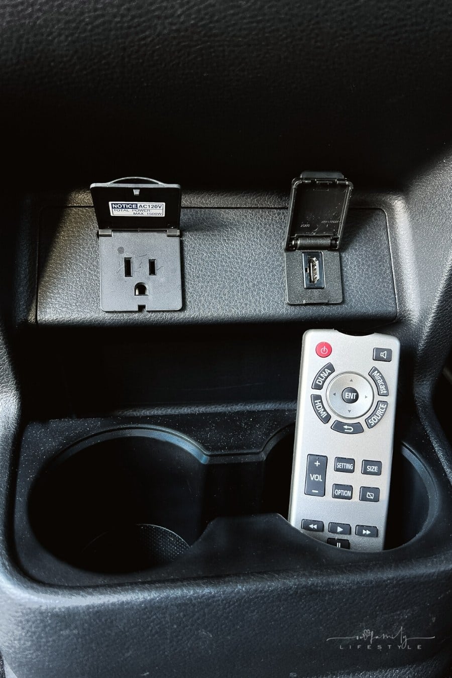 2022 Toyota Sienna Platinum usb and power outlets