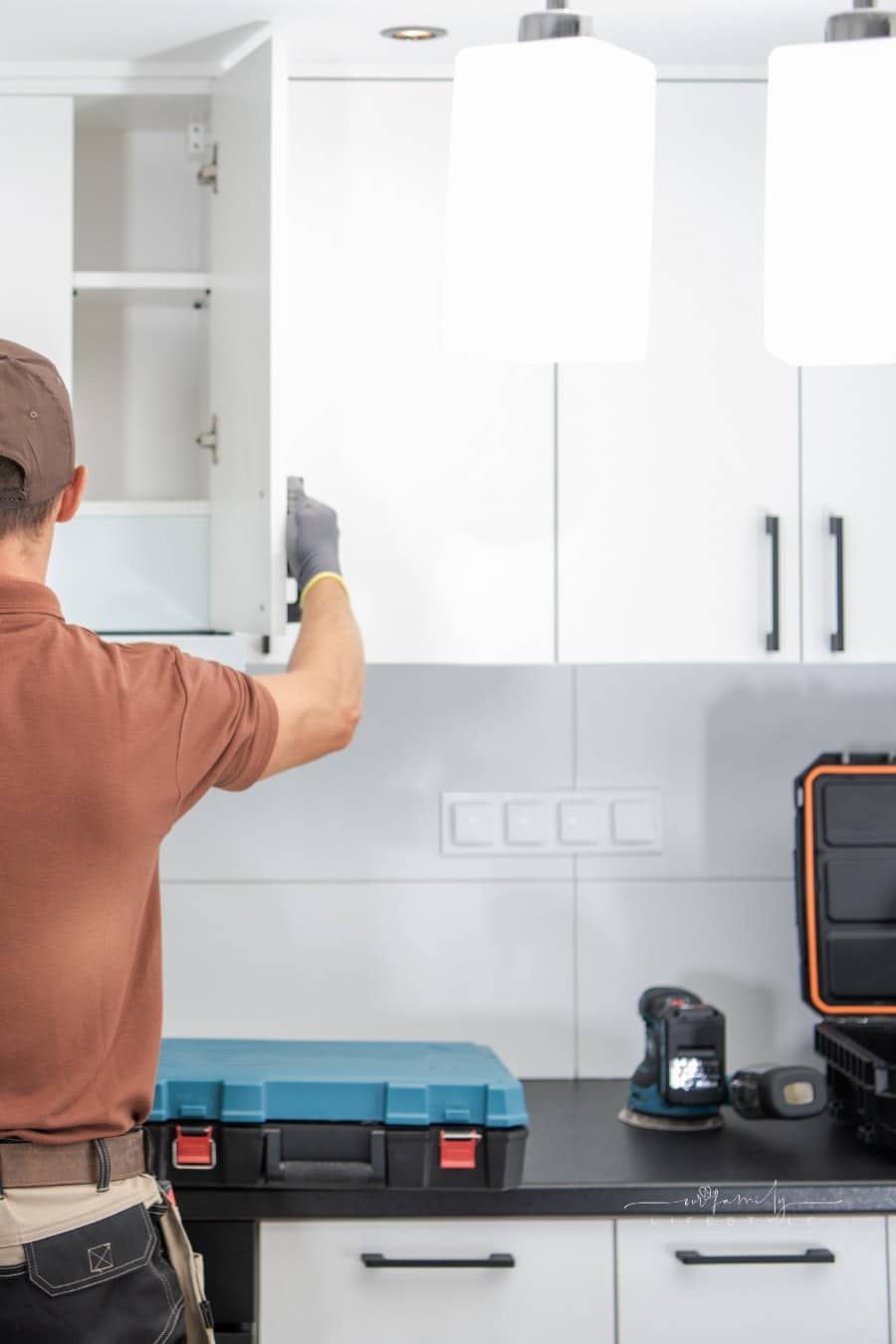 Kitchen Cabinets Installation Finished by Professional Cabinetmaker