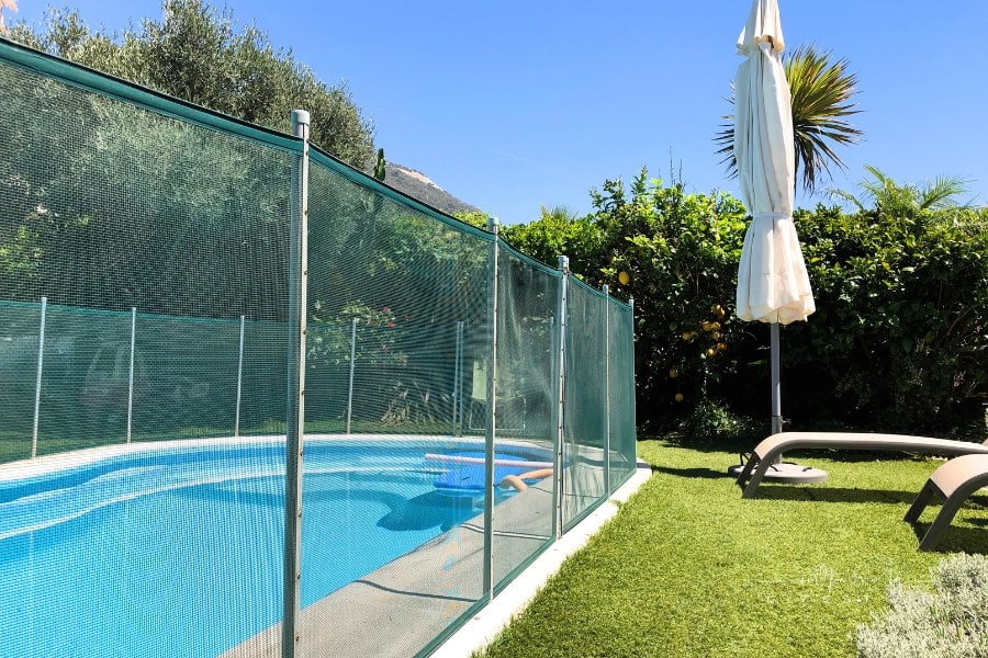 Swimming pool with safety fence