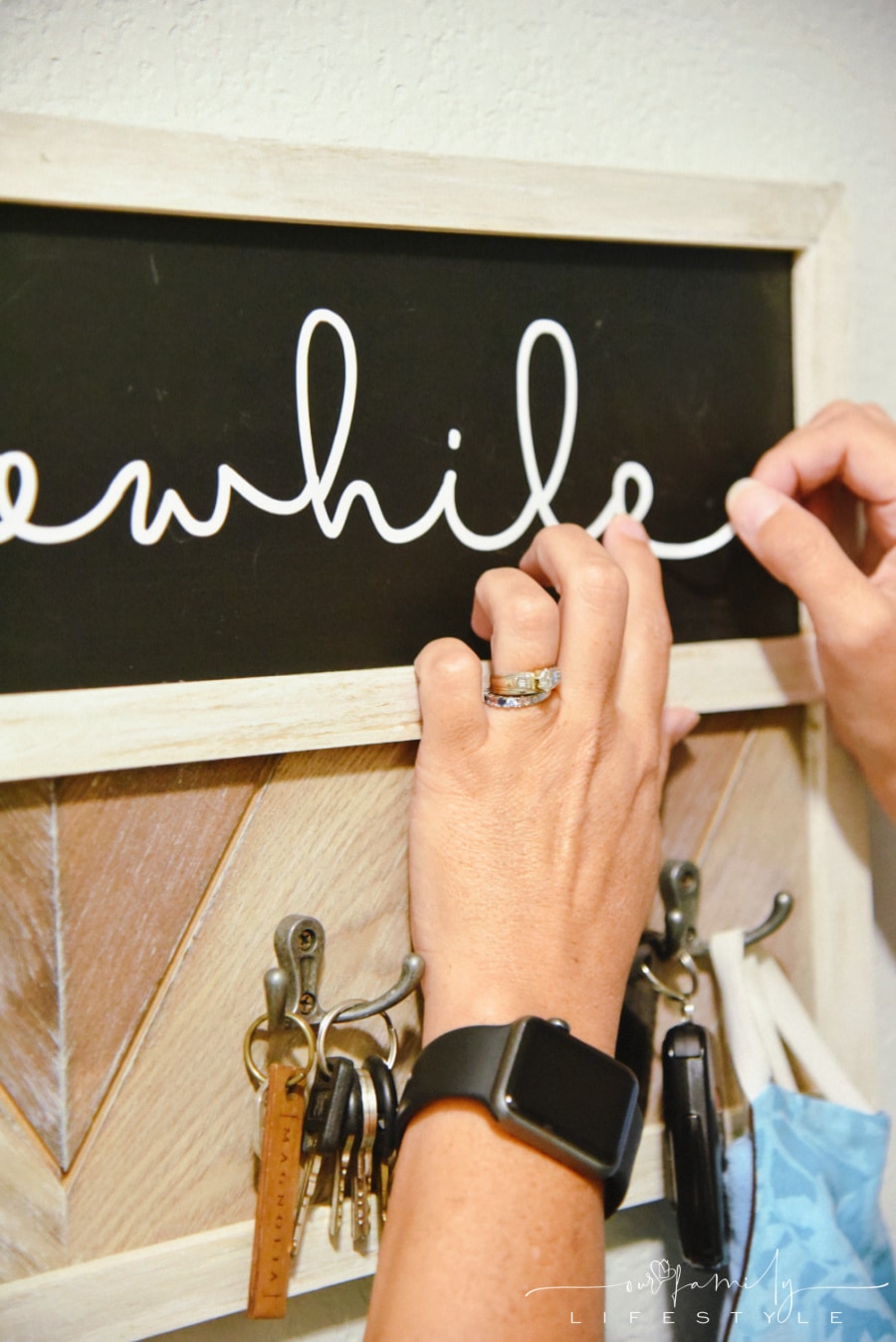 Cricut vinyl on chalkboard key holder
