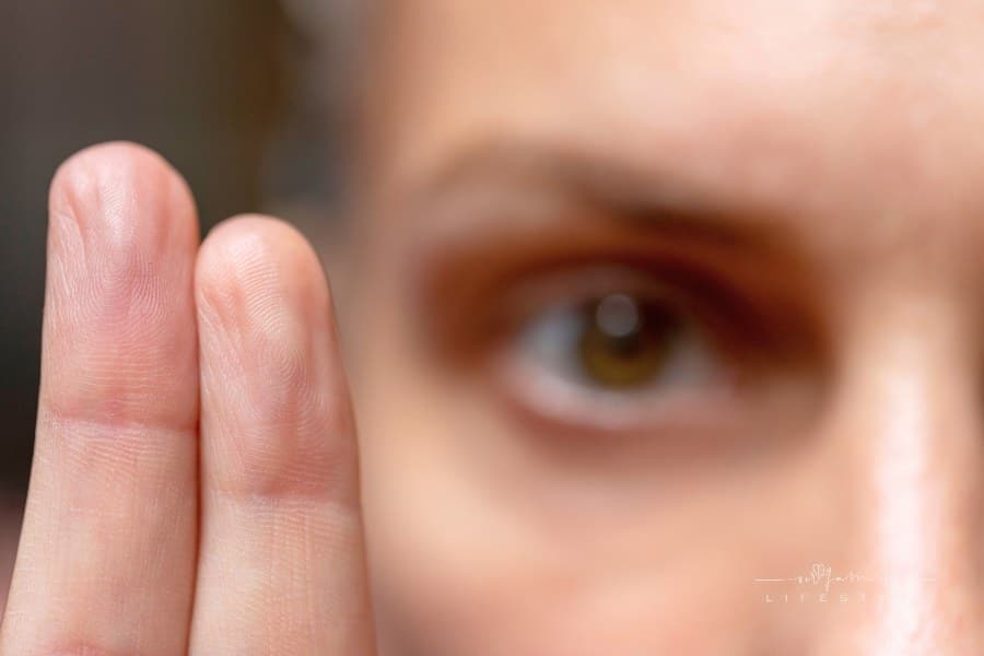 therapist holding up two fingers in fron t of her eyes during EMDR therapy session