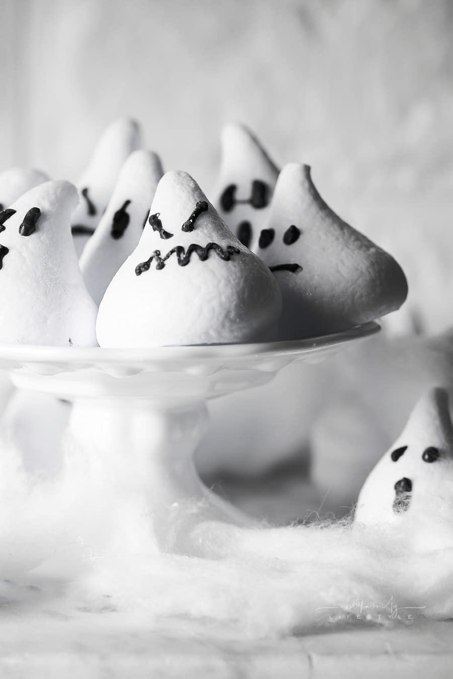 ghost-shaped meringues: sweets for halloween