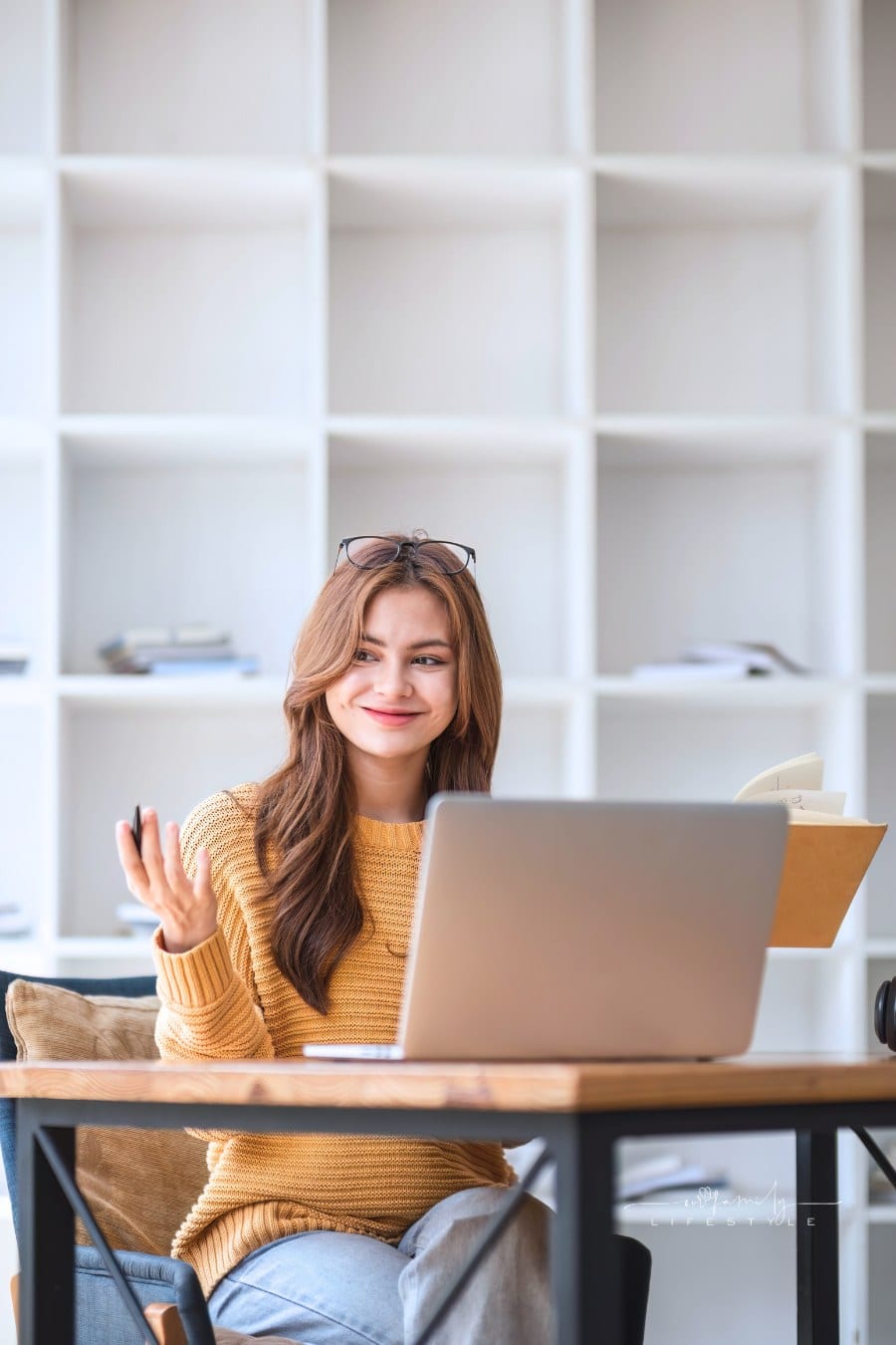 female student online learning class study online video call