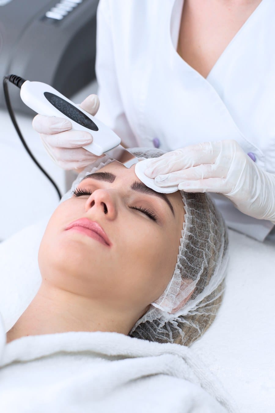 woman receiving ultrasound cavitation facial peeling
