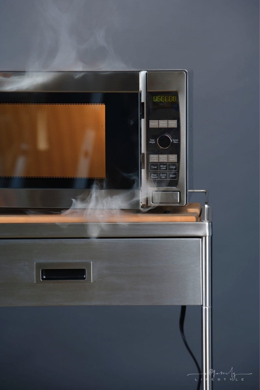 Useful Tips 6 Things You Should Never Put In Your Microwave Oven