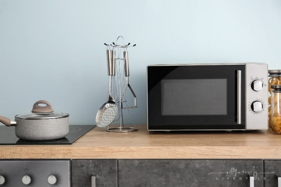 Useful Tips 6 Things You Should Never Put In Your Microwave Oven