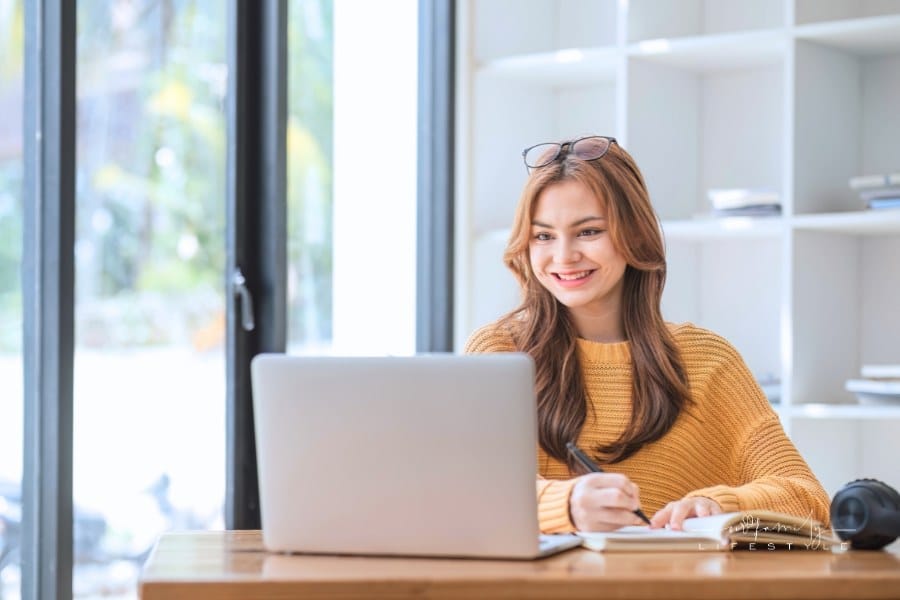 female student online learning class study online video call