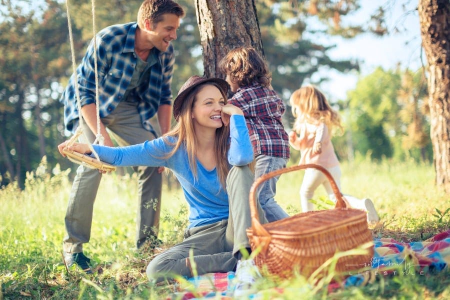 playful family picnic photo shoot