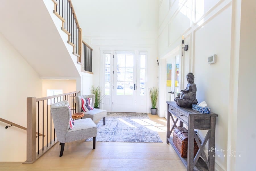 Big entry way foyer with a decorative Buddha