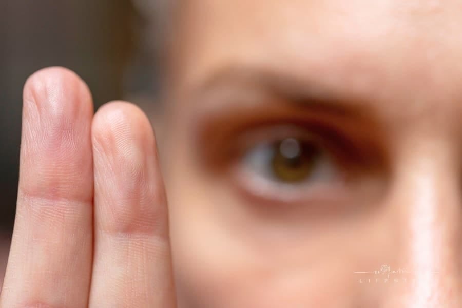 therapist holding up two fingers in fron t of her eyes during EMDR therapy session