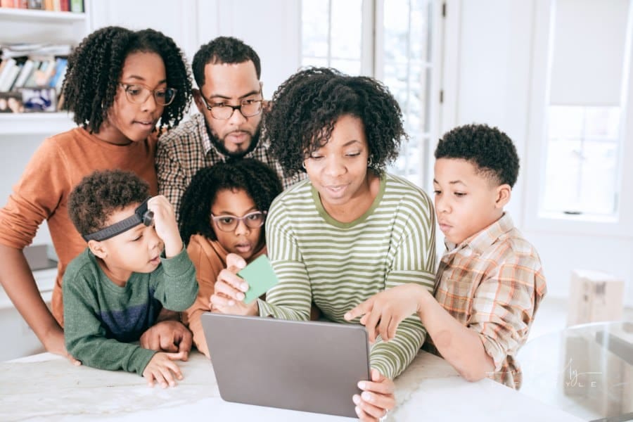 parents teaching kids about family finances