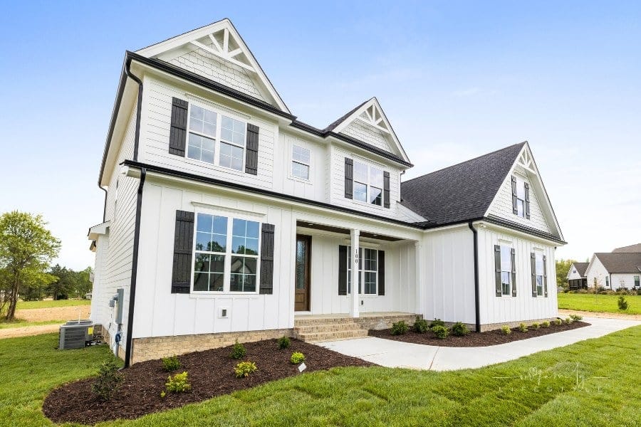 whiite House with Green Grass on the Lawn