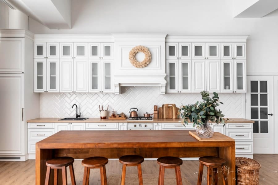 white-kitchen-interior-design-with-wooden-table